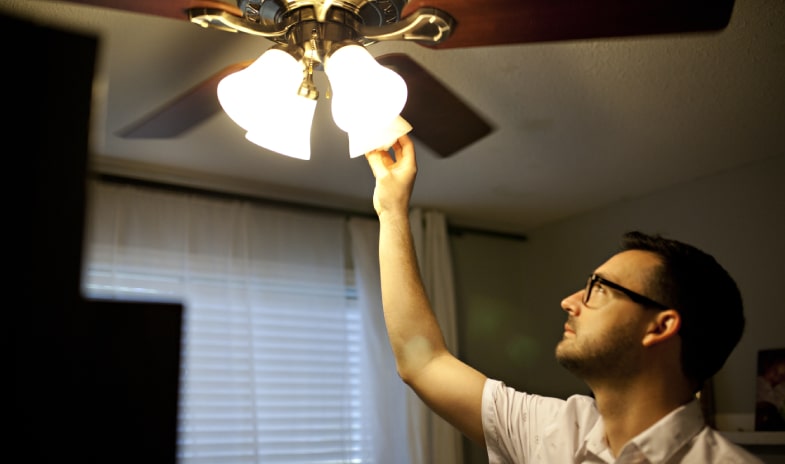 Ceiling Fan Light Pulsing Off 62, Why Do My Hunter Ceiling Fan Lights Blink
